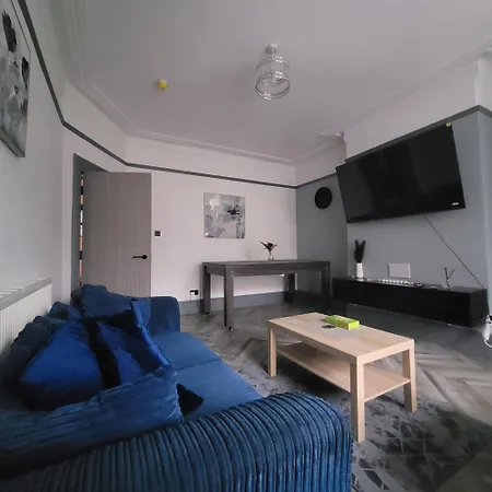 6 Bedroom Free Parking Sleeps 14 Table Tennis Centre Pool Table *