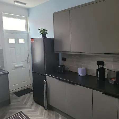 6 Bedroom Free Parking Sleeps 14 Table Tennis Centre Pool Table *