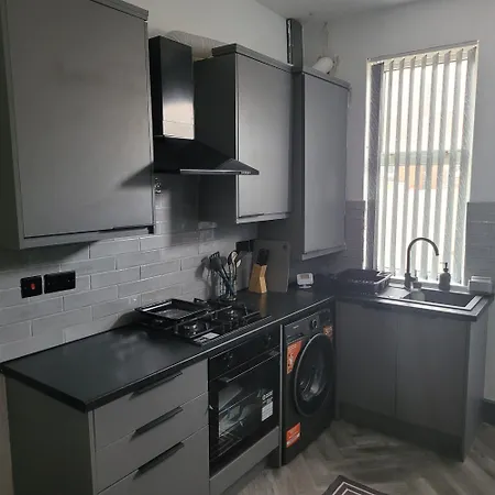 Holiday home 6 Bedroom Free Parking Sleeps 14 Table Tennis Centre Pool Table