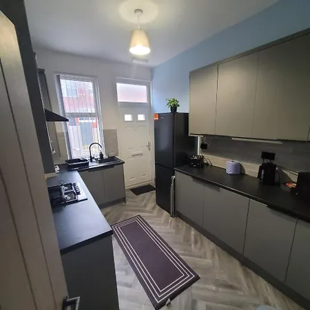 6 Bedroom Free Parking Sleeps 14 Table Tennis Centre Pool Table Holiday home *
