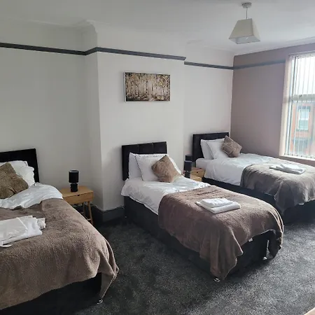 6 Bedroom Free Parking Sleeps 14 Table Tennis Centre Pool Table Holiday home *