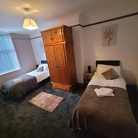 Holiday home 6 Bedroom Free Parking Sleeps 14 Table Tennis Centre Pool Table