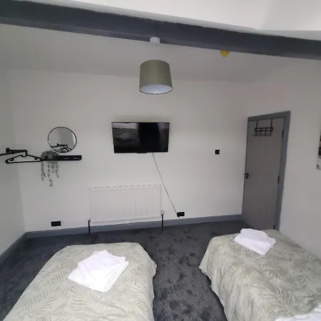 6 Bedroom Free Parking Sleeps 14 Table Tennis Centre Pool Table *