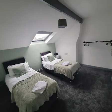 Holiday home 6 Bedroom Free Parking Sleeps 14 Table Tennis Centre Pool Table *