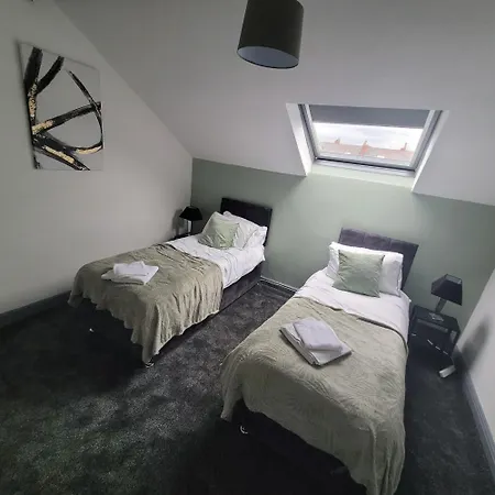 6 Bedroom Free Parking Sleeps 14 Table Tennis Centre Pool Table *