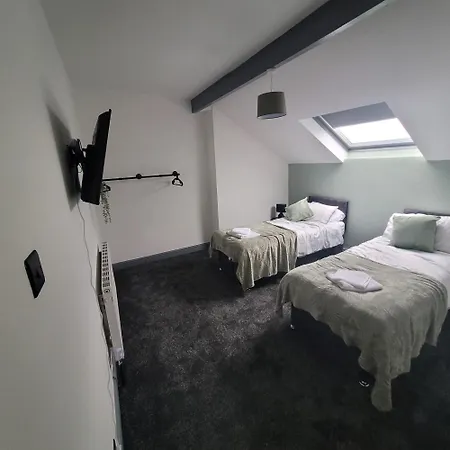 Holiday home 6 Bedroom Free Parking Sleeps 14 Table Tennis Centre Pool Table *