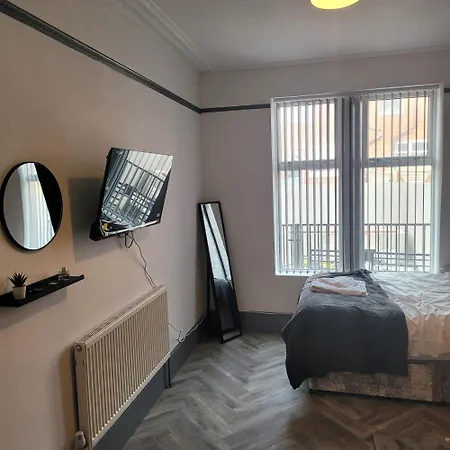 6 Bedroom Free Parking Sleeps 14 Table Tennis Centre Pool Table