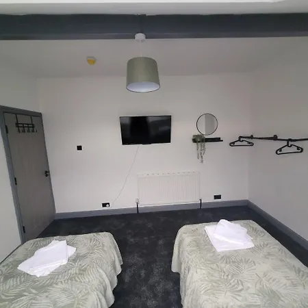 6 Bedroom Free Parking Sleeps 14 Table Tennis Centre Pool Table Holiday home Leeds (West Yorkshire)