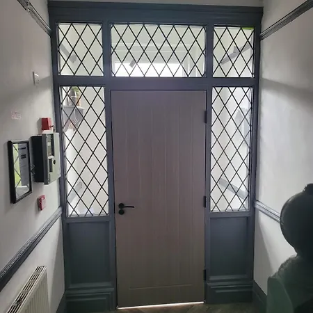 6 Bedroom Free Parking Sleeps 14 Table Tennis Centre Pool Table Leeds (West Yorkshire)