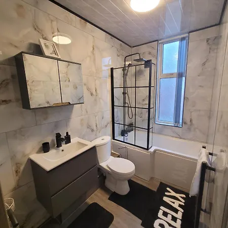Holiday home 6 Bedroom Free Parking Sleeps 14 Table Tennis Centre Pool Table Leeds (West Yorkshire)