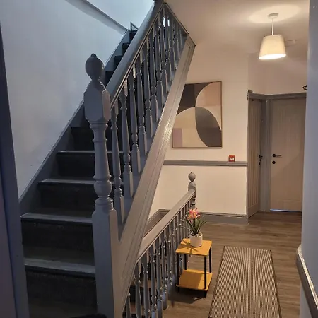 6 Bedroom Free Parking Sleeps 14 Table Tennis Centre Pool Table Holiday home Leeds (West Yorkshire)