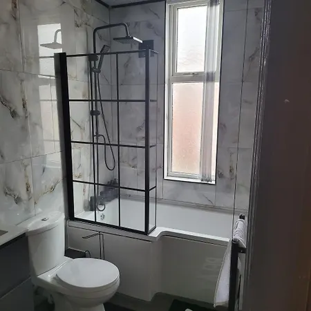 Holiday home 6 Bedroom Free Parking Sleeps 14 Table Tennis Centre Pool Table *