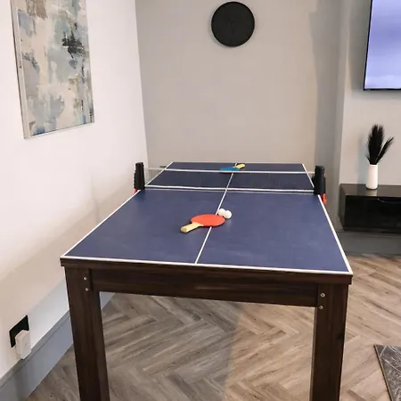 6 Bedroom Free Parking Sleeps 14 Table Tennis Centre Pool Table