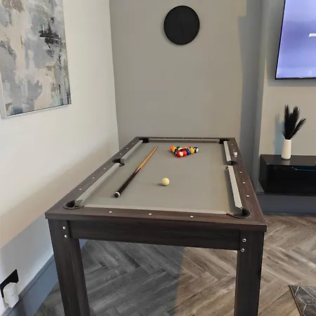 Holiday home 6 Bedroom Free Parking Sleeps 14 Table Tennis Centre Pool Table Leeds (West Yorkshire)