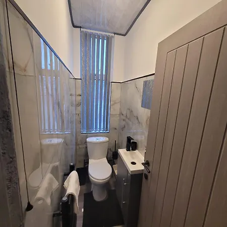 6 Bedroom Free Parking Sleeps 14 Table Tennis Centre Pool Table Holiday home
