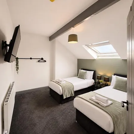 6 Bedroom Free Parking Sleeps 14 Table Tennis Centre Pool Table Holiday home