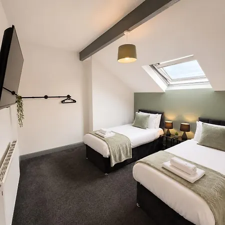 6 Bedroom Free Parking Sleeps 14 Table Tennis Centre Pool Table Holiday home