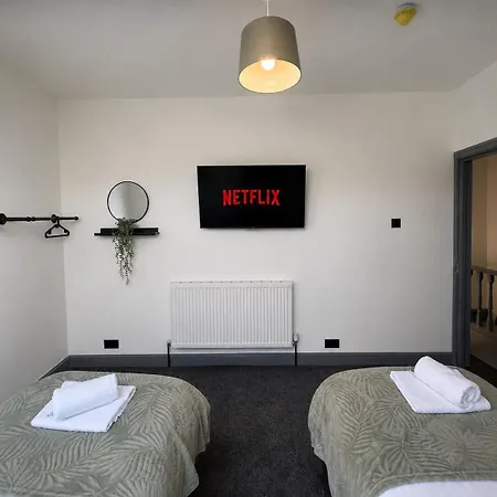 6 Bedroom Free Parking Sleeps 14 Table Tennis Centre Pool Table Holiday home
