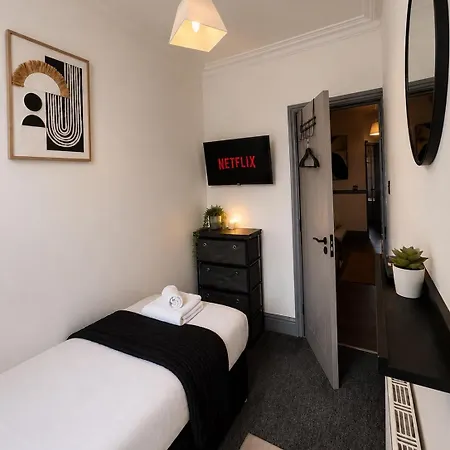 6 Bedroom Free Parking Sleeps 14 Table Tennis Centre Pool Table * Leeds (West Yorkshire)