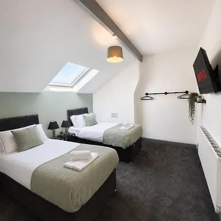 6 Bedroom Free Parking Sleeps 14 Table Tennis Centre Pool Table Leeds (West Yorkshire)
