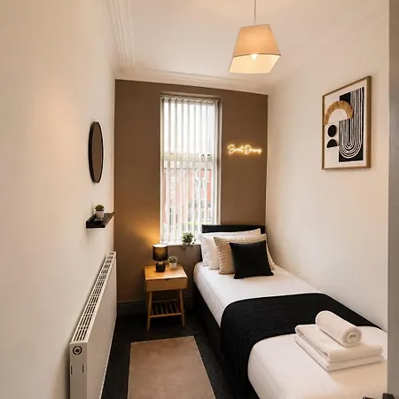 6 Bedroom Free Parking Sleeps 14 Table Tennis Centre Pool Table Leeds (West Yorkshire)