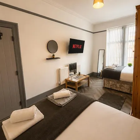 Holiday home 6 Bedroom Free Parking Sleeps 14 Table Tennis Centre Pool Table Leeds (West Yorkshire)