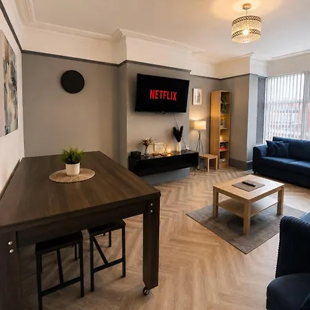 6 Bedroom Free Parking Sleeps 14 Table Tennis Centre Pool Table Leeds (West Yorkshire)