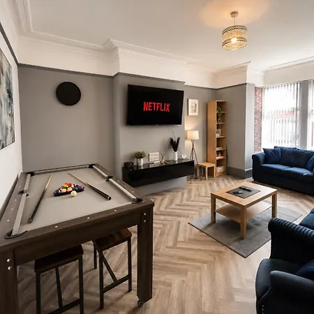 6 Bedroom Free Parking Sleeps 14 Table Tennis Centre Pool Table Leeds (West Yorkshire)