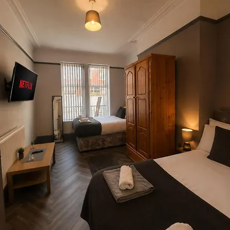 Holiday home 6 Bedroom Free Parking Sleeps 14 Table Tennis Centre Pool Table Leeds (West Yorkshire)
