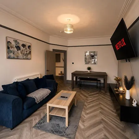 6 Bedroom Free Parking Sleeps 14 Table Tennis Centre Pool Table