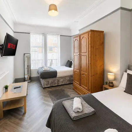 6 Bedroom Free Parking Sleeps 14 Table Tennis Centre Pool Table * Leeds (West Yorkshire)