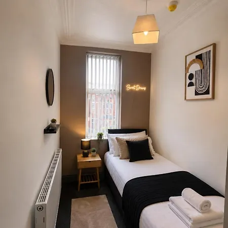 6 Bedroom Free Parking Sleeps 14 Table Tennis Centre Pool Table Leeds (West Yorkshire)