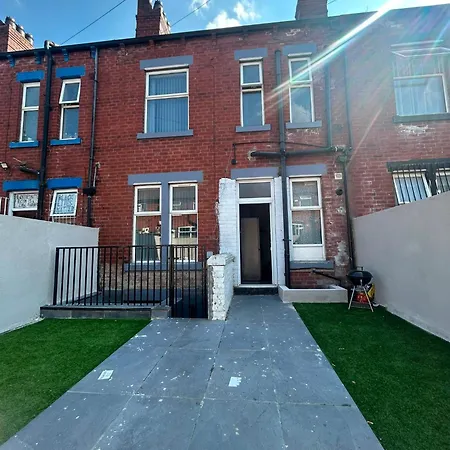 6 Bedroom Free Parking Sleeps 14 Table Tennis Centre Pool Table