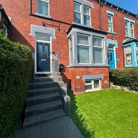 6 Bedroom Free Parking Sleeps 14 Table Tennis Centre Pool Table Holiday home Leeds (West Yorkshire)